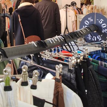 Mua đồ secondhand và “ăn xin” của người dưng