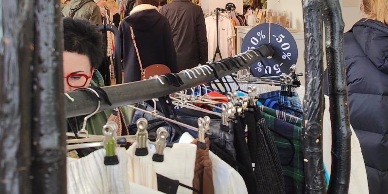 Mua đồ secondhand và “ăn xin” của người dưng