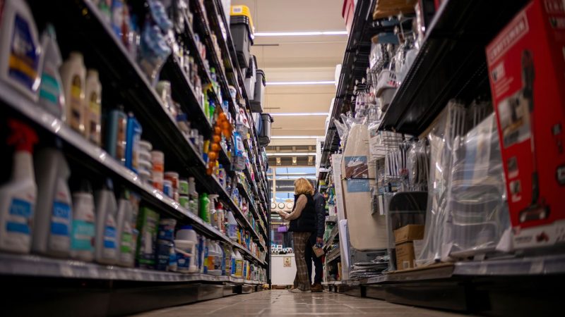 Ai đang đốt tiền, đổ thức ăn và khóa lối vào thùng rác?